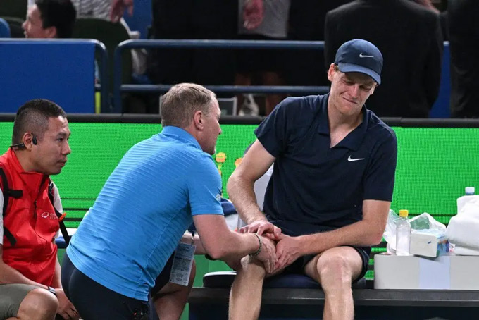 Jannik Sinner bỏ cuộc tại Shanghai Masters vì chấn thương chân phải
