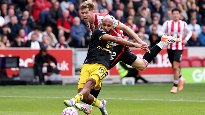 Mbeumo bị Collins kéo ngã trong vòng cấm nhưng trọng tài chỉ rút thẻ vàng với cầu thủ của Brentford