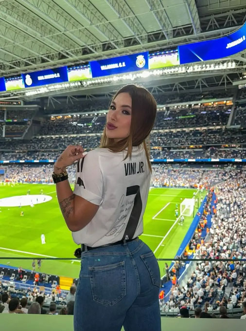 Virginia Fonseca cổ vũ  Vinicius Junior thi đấu