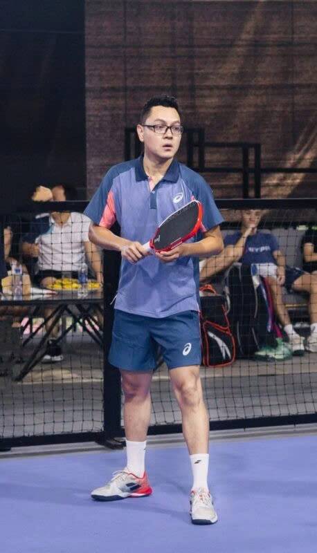 Tuấn Sport trong một trận đấu Pickleball