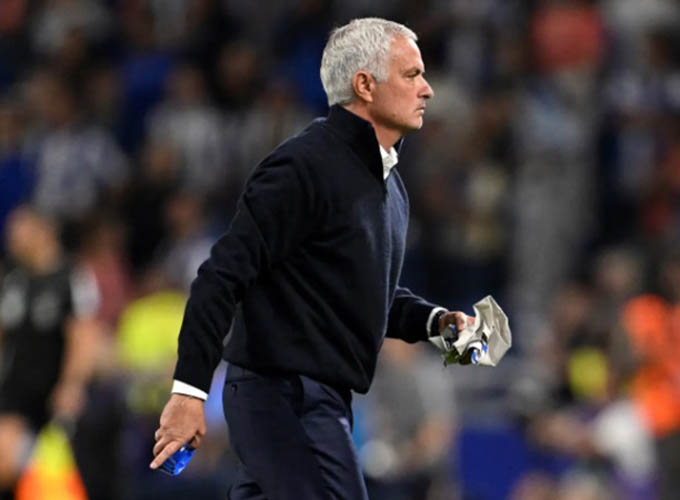Mourinho đã bị ném vật thể lạ vào người