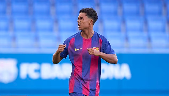 Cậu út Sahne vừa ghi bàn cho U19 Barca