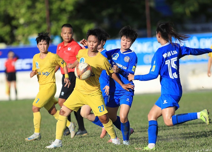 Hà Nội và Than KSVN cùng có 15 điểm sau 8 vòng. Ảnh: Phan Tùng