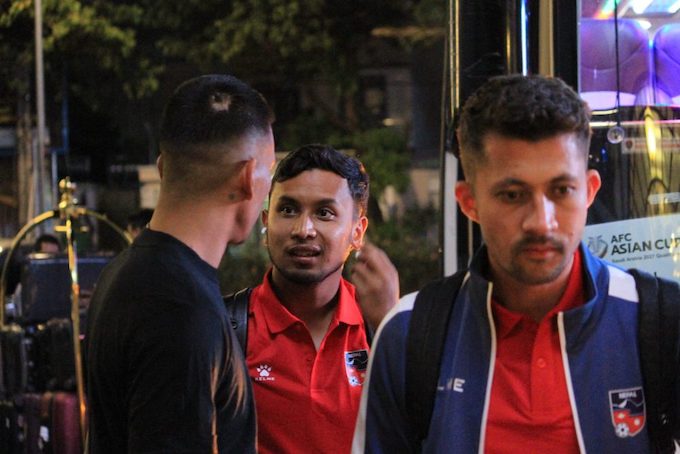 ĐT Nepal đã đến Thủ Dầu Một. Ảnh: VFF