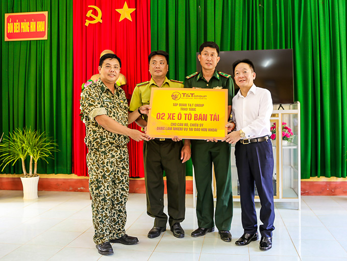 Lãnh đạo tỉnh Cà Mau và lãnh đạo Tập đoàn T&T Group tặng quà cho cán bộ chiến sỹ các lực lượng đang làm nhiệm vụ trên đảo Hòn Khoai năm 2021