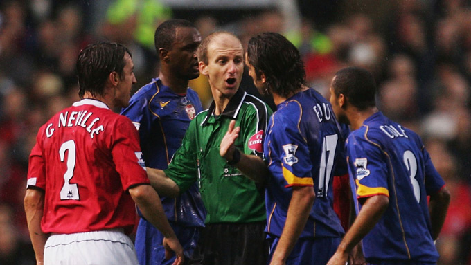 Trọng tài Mike Riley (áo xanh lá) bị cáo buộc "giúp" MU chiến thắng