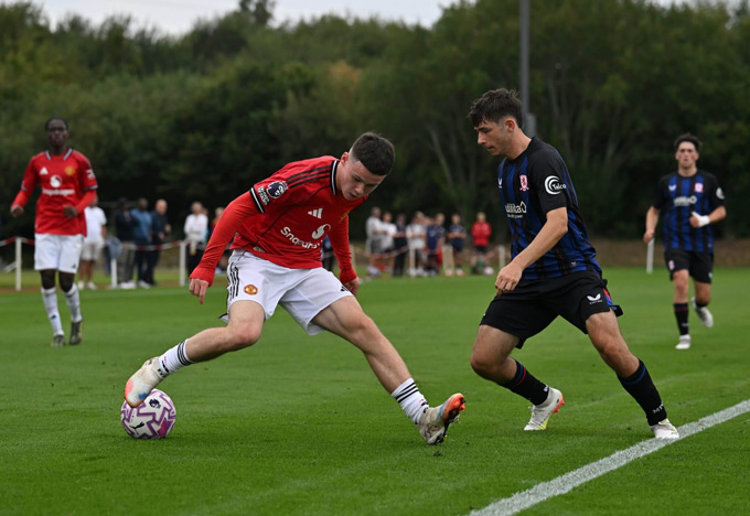 Kai Rooney, con trai của Wayne Rooney, đang chơi cho đội U18 MU