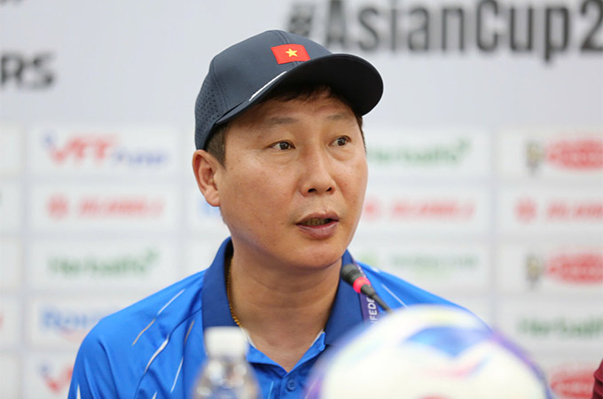 HLV Kim Sang Sik hạ quyết tâm đánh bại Nepal trong cả 2 trận đấu sắp tới - Ảnh: Anh Khoa 