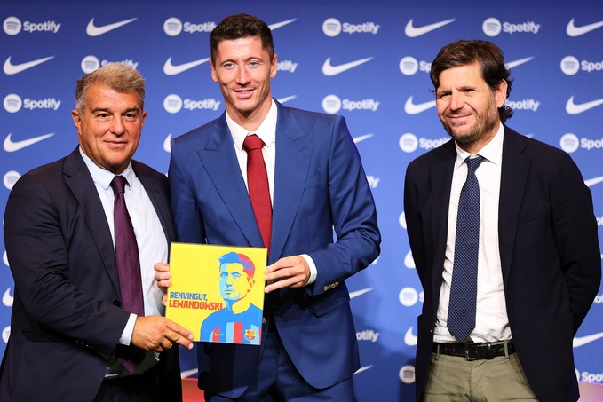 Alemany chính là người giúp Barca tái thiết đội hình và đưa Lewandowski về sân Camp Nou.
