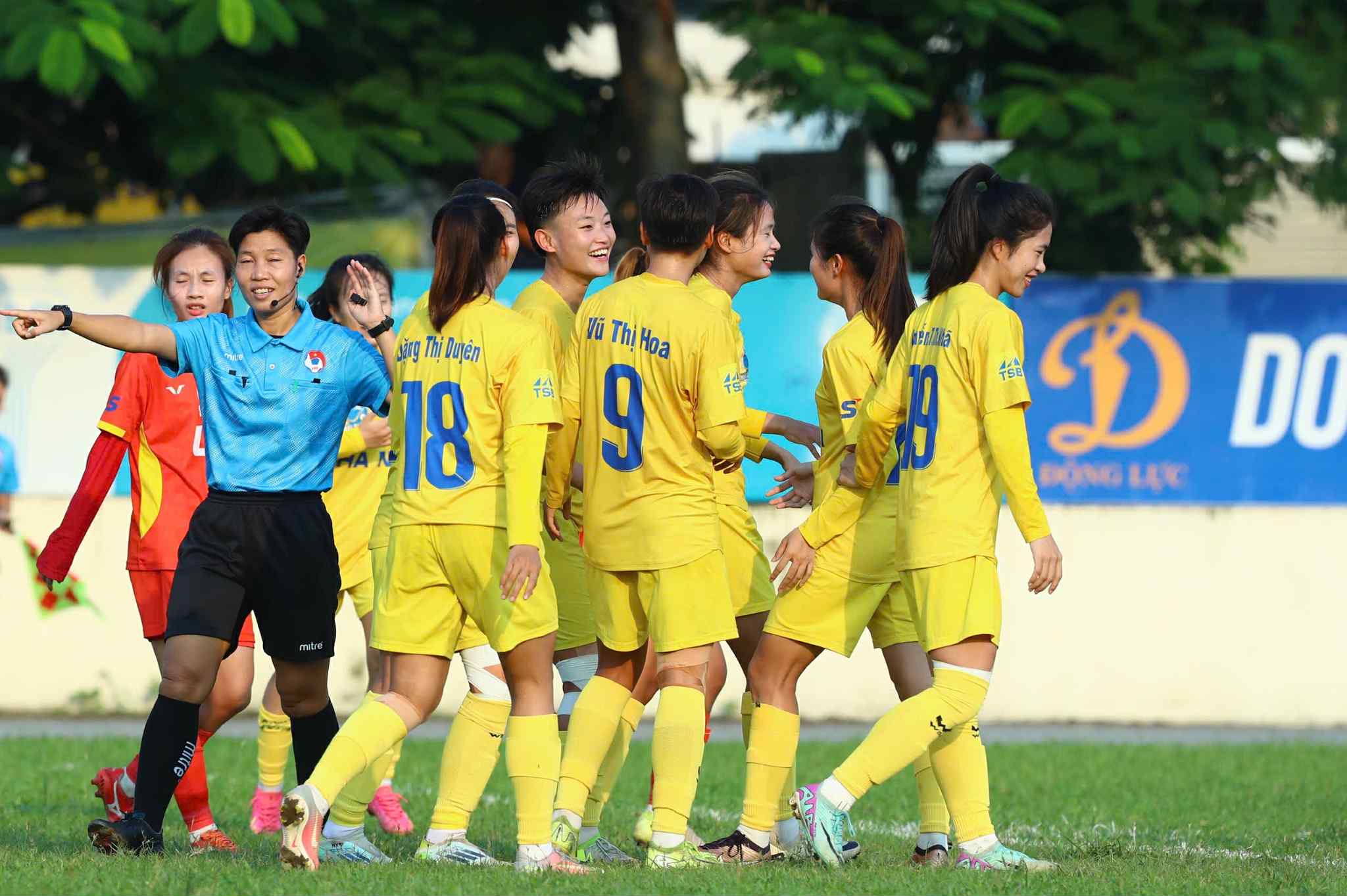 Các cô gái Hà Nội có trận thắng nhàn TP. Hồ Chí Minh II 5-1