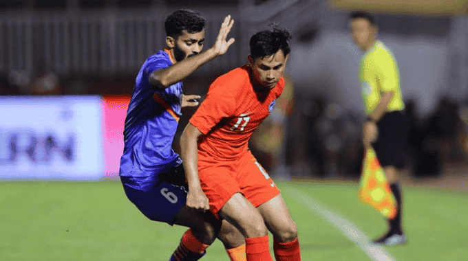Pha tranh chấp quyết liệt giữa cầu thủ Singapore và Ấn Độ trong trận hòa 1-1