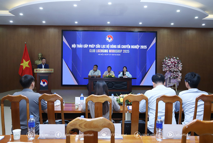 Đại diện lãnh đạo LĐBĐVN và Công ty VPF trao đổi thông tin với đại diện các cơ quan báo chí sau khi kết thúc hội thảo.
