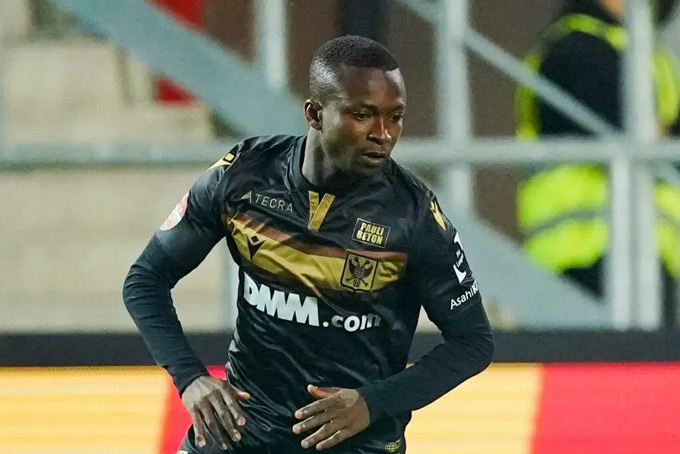 Samuel Asamoah đã phải phẫu thuật sau khi bị gãy cổ