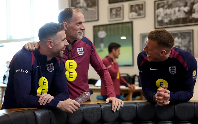 Thomas Tuchel đặt niềm tin vào những cầu thủ như Jordan Henderson (trái) và Dan Burn (phải) hơn là những tài năng trẻ đang lên. 