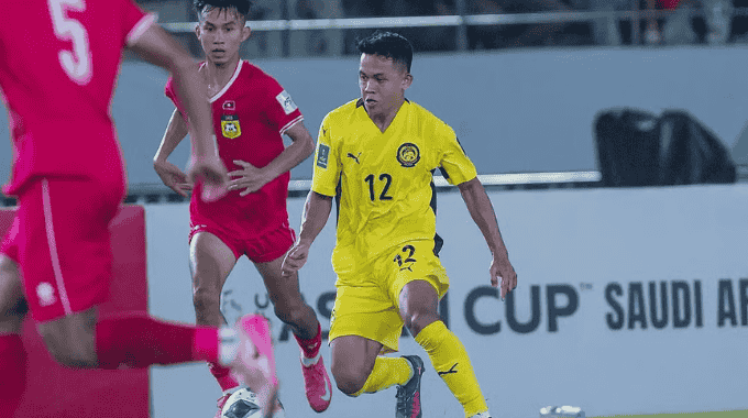 Cầu thủ Malaysia vượt qua hậu vệ Lào trong trận thắng 3-0 tại vòng loại Asian Cup 2027.