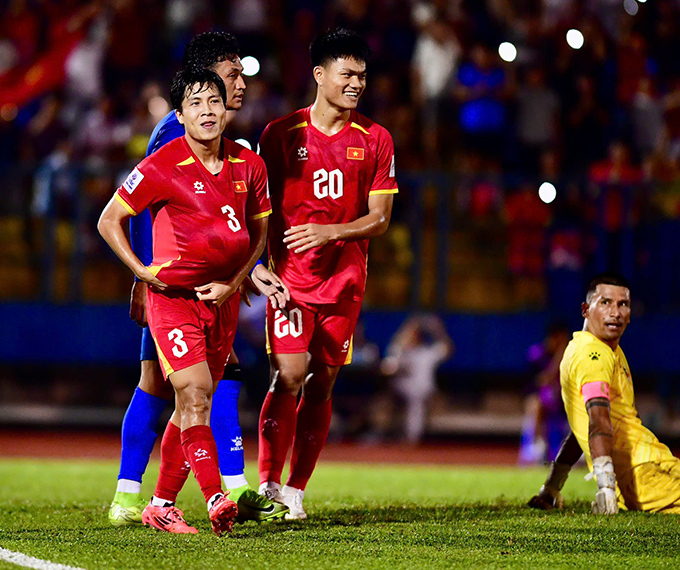 HLV Kim Sang Sik hài lòng với 3 bàn thắng của Việt Nam - Ảnh: Anh Khoa 