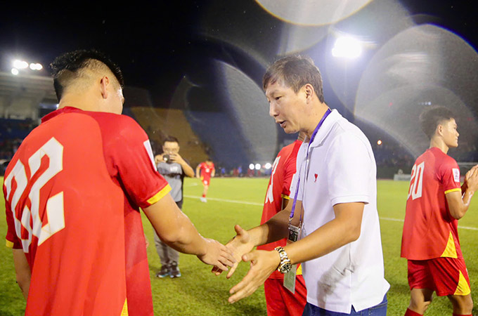 HLV Kim Sang Sik cùng các học trò tiếp tục vớt vát cơ hội giành vé dự Asian Cup 2027 - Ảnh: Anh Khoa 