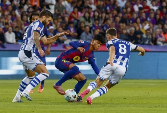 Tài năng trẻ Dro của Barca trong trận ra mắt chính thức trước Sociedad.