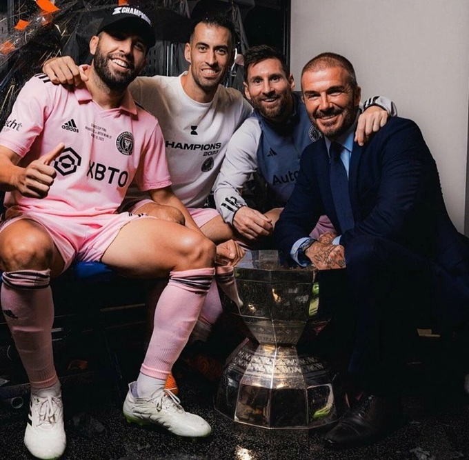 Jordi Alba (ngoài cùng bên trái) và Sergio Busquets chia tay sân cỏ khiến "băng đảng Barca" suy yếu