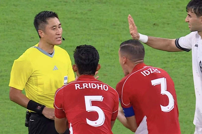 Cầu thủ Indonesia khó chịu với cách điều khiển trận đấu của trọng tài Ma Ning 