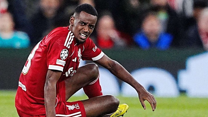 Isak đang chịu áp lực nặng nề ở Liverpool