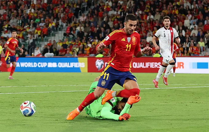 Chính thủ môn đang thuộc biên chế Liverpool Mamardashvili gây ra quả phạt đền trước Tây Ban Nha