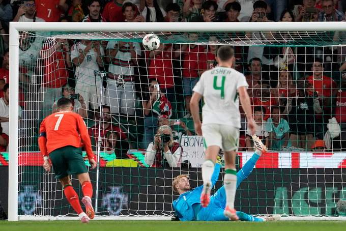 Tình huống sút phạt đền hỏng ăn của Cristiano Ronaldo ở trận đấu với CH Ireland 