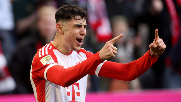 Pavlovic được MU theo sát