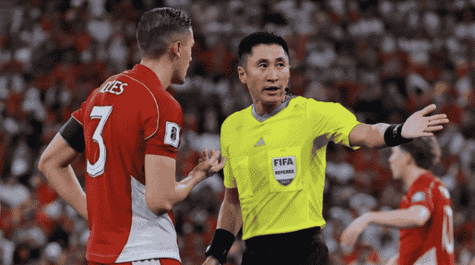 Đội trưởng tuyển Indonesia phàn nàn với trọng tài chính vì các cầu thủ Iraq liên tục nằm sân (ảnh: Reuters)
