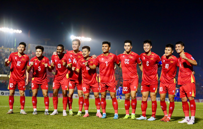 Lê Phạm Thành Long (số 19) ăn mừng cùng các đồng đội trong chiến thắng 3-1 trước Nepal. Ảnh: Anh Khoa