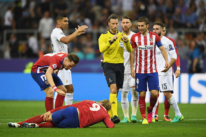 Clattenberg "bù" cho Atletico một quả penalty