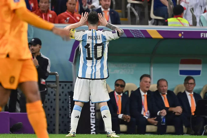 Messi đưa tay lên hai tay hướng về phía Van Gaal