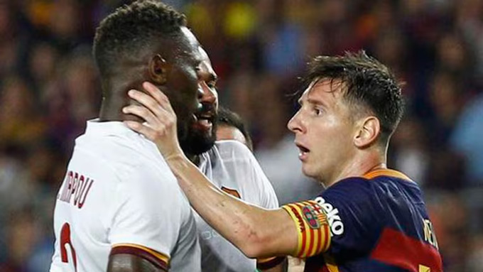 Messi bóp cổ Yanga-Mbiwa