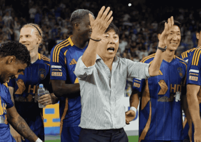(HLV Shin Tae-yong ăn mừng cùng các cầu thủ trong trận thắng 1-0 trước Jeju United. Ảnh: VnExpress)