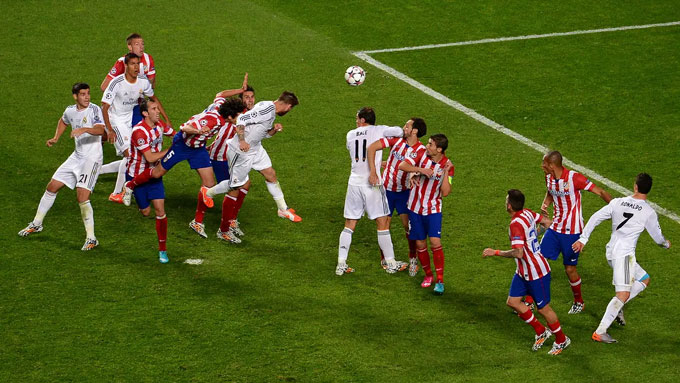 Bale đã giơ khuỷu tay vào mặt Juanfran đúng khoảnh khắc Ramos bật lên đánh đầu ghi bàn