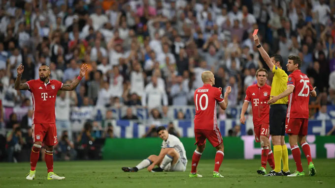 Bayern chịu nhiều quyết định bất lợi trước Real