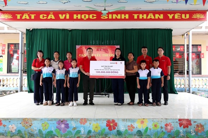 Thay mặt Quỹ Tâm Tài Việt, Tổng giám đốc Vietlott Phạm Ngọc Tú trao 100 triệu đồng cho Trường Tiểu học Cam Giá mua sắm trang thiết bị, dụng cụ học tập.