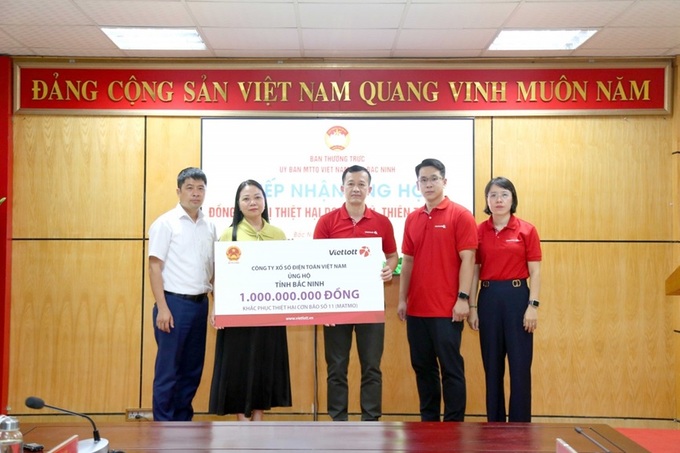 Tổng Giám đốc Vietlott Phạm Ngọc Tú trao kinh phí hỗ trợ tỉnh Bắc Ninh khắc phục hậu quả mưa lũ.