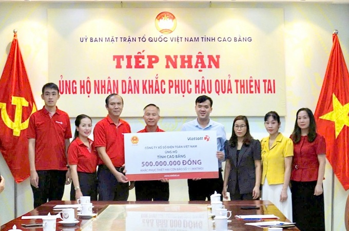 Đại diện lãnh đạo Công ty Xổ số Điện toán Việt Nam trao kinh phí hỗ trợ tỉnh Cao Bằng.