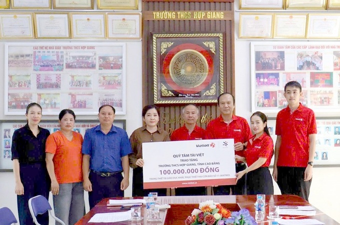 Phó Tổng Giám đốc Vietlott Đào Đình Thi trao 100 triệu đồng từ Quỹ Tâm Tài Việt cho Trường THCS Hợp Giang, tỉnh Cao Bằng.