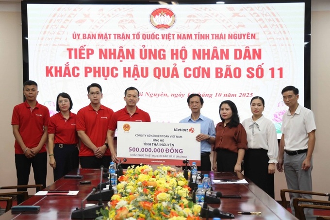 Thay mặt Công ty Xổ số Điện toán Việt Nam (Vietlott), Tổng giám đốc Phạm Ngọc Tú trao kinh phí hỗ trợ tỉnh Thái Nguyên khắc phục hậu quả mưa l.ũ