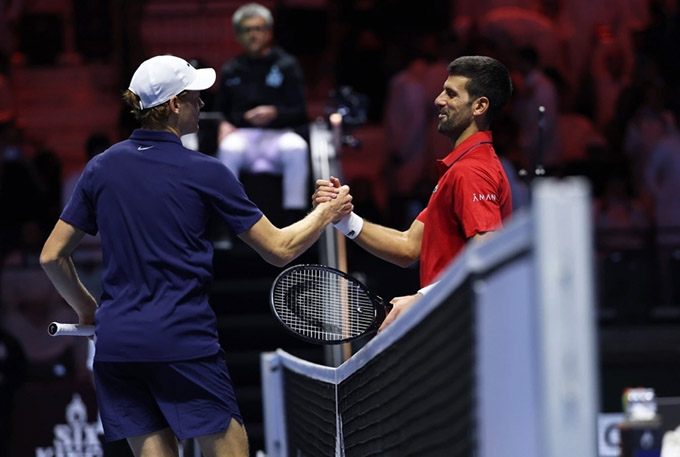 Sinner (áo đen) giành chiến thắng trước Djokovic