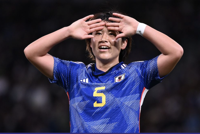 Hana Takahashi nhận giải Cầu thủ nữ của năm. Ảnh: AFC