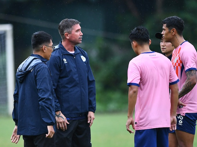 Tân HLV Harry Kewell liệu có thể giúp Hà Nội giành 3 điểm trước Ninh Bình? Ảnh: Minh Dân 