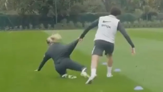 Costa không ngai va chạm với cựu nữ cầu thủ của Chelsea