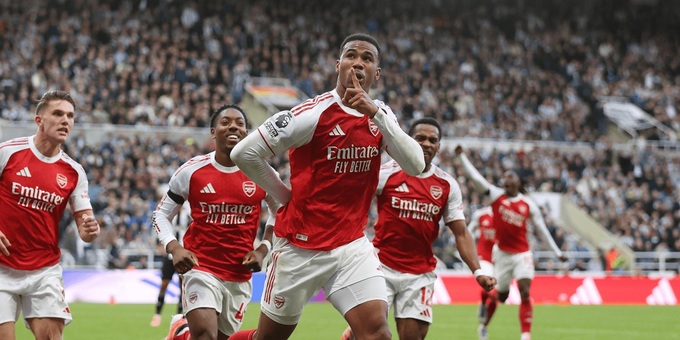 Niềm vui của Arsenal sau khi vượt qua Liverpool để giành vị trí số 1 ở Premier League