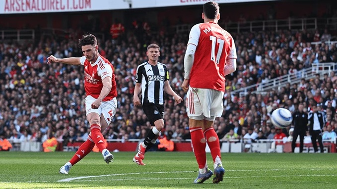 Declan Rice (trái) góp công giúp Arsenal vươn lên nhất bảng
