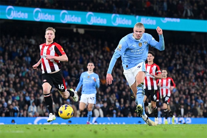 Việc Man City (áo xanh) xếp thứ 5, nhưng chỉ kém Arsenal 3 điểm, cho thấy sự khốc liệt của cuộc đua vô địch