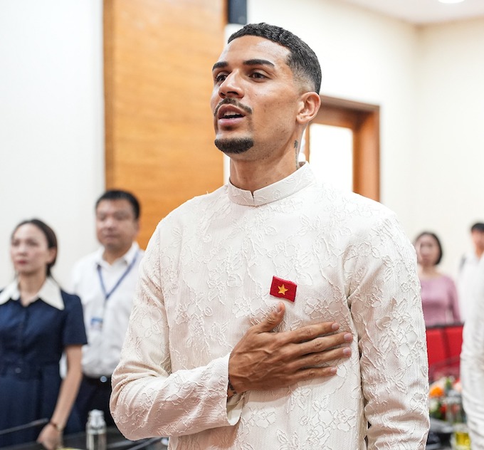 Ngoại binh Hendrio được nhập tịch ngay trước vòng 7. Ảnh: Minh Dân