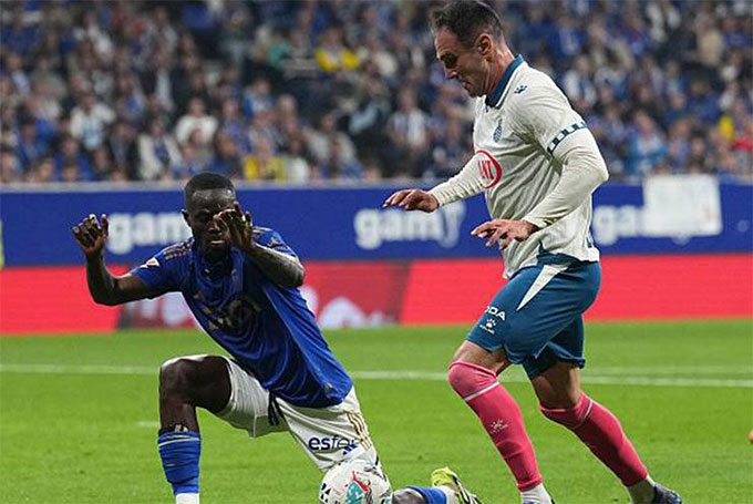Espanyol (áo trắng) kiếm trọn 3 điểm khi làm khách của Oviedo